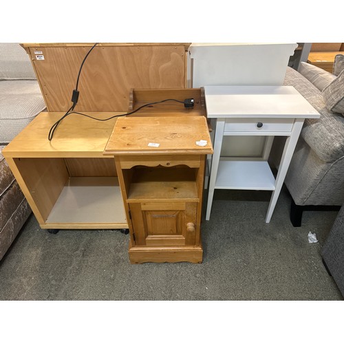 1516 - Four assorted bedside tables