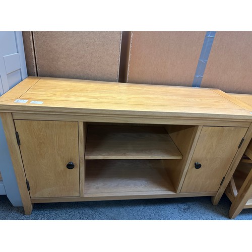 1524 - An oak TV stand