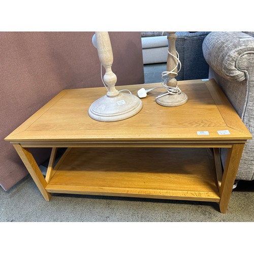 1526 - An oak coffee table