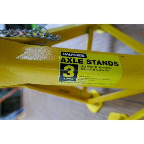 2353 - A pair of Halfords heavy duty 3-tonne axle stands