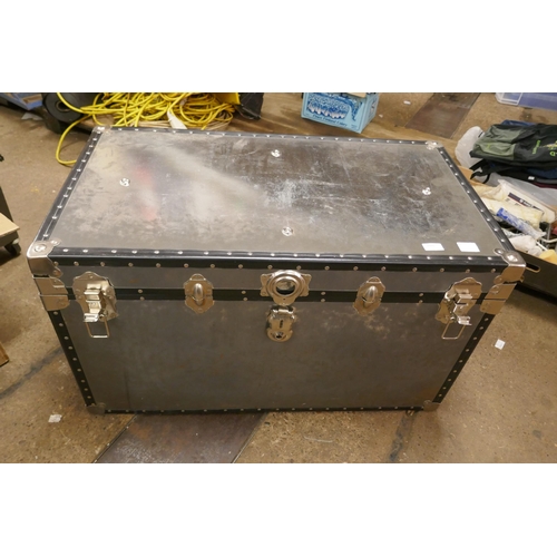 2405 - A metal trunk 90x50cm