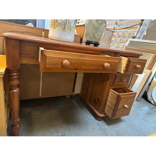 1529 - A pine dressing table