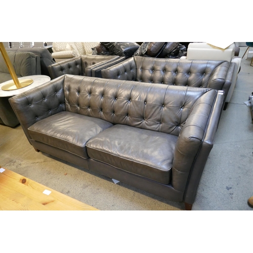 1550 - Vintage flint leather buttoned three seater sofa, two seater sofa and armchair - damaged leather