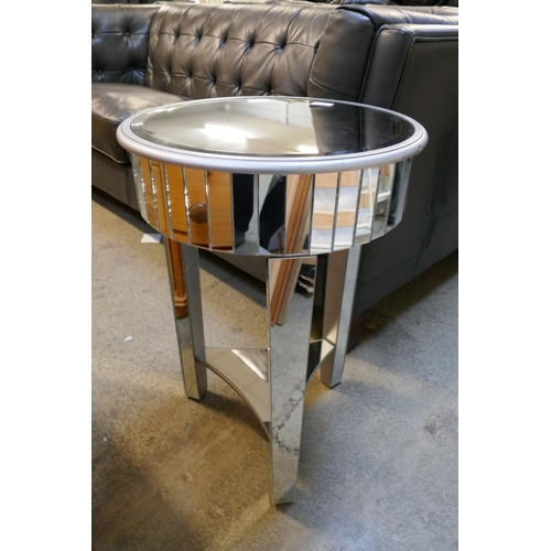 1551 - A silver mirrored lamp table