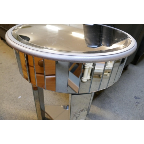 1551 - A silver mirrored lamp table