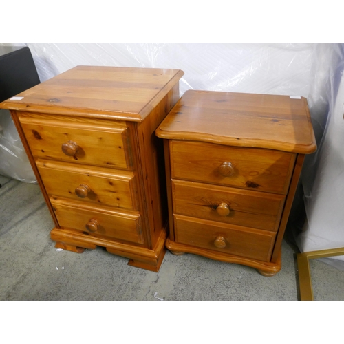 1572 - Two pine bedside chests of drawers