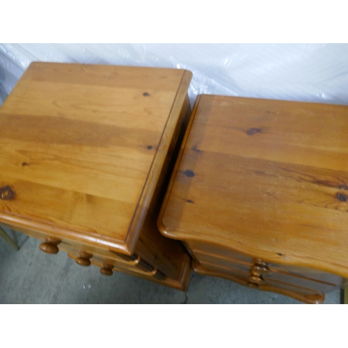 1572 - Two pine bedside chests of drawers