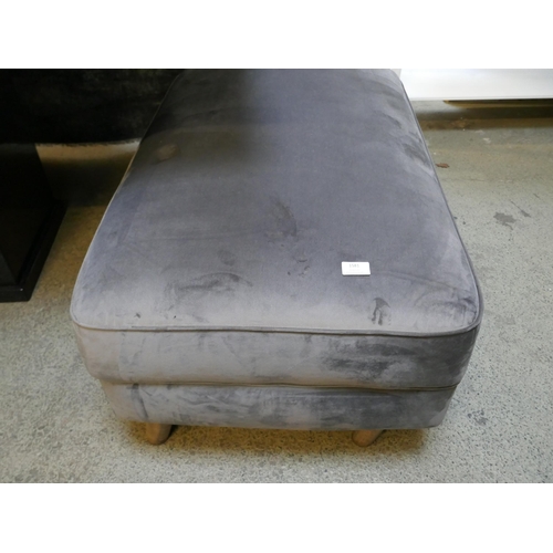 1581 - A mink velvet upholstered footstool