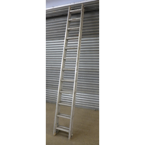 2225 - A 24-rung aluminium double extension ladder