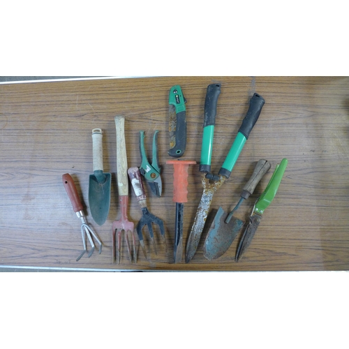 2230 - A box of approx. 40 garden hand tools including trowels, forks, pliers, shears, etc.