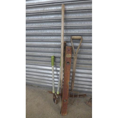 2231 - A quantity of garden tools including 7 lump hammers, pitch forks, a spade, hoes etc.
