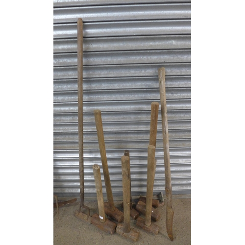 2231 - A quantity of garden tools including 7 lump hammers, pitch forks, a spade, hoes etc.