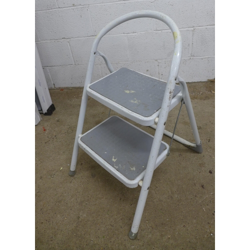 2274 - A set of 2-rung metal steps, a wood effect aluminium 3-rung stepladder and an aluminium multi-purpos... 