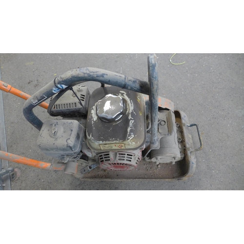 2281 - A Bell wacker plate with Honda engine