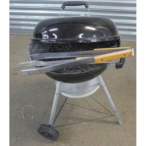 2285 - A Weber black metal kettle BBQ and a two burner gas BBQ