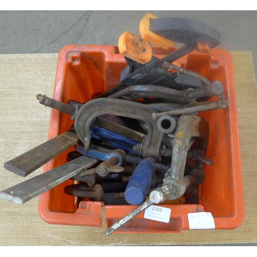 2306 - A box of approx. 8 G-clamps, F clamps and machine vice