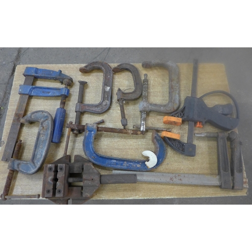 2306 - A box of approx. 8 G-clamps, F clamps and machine vice