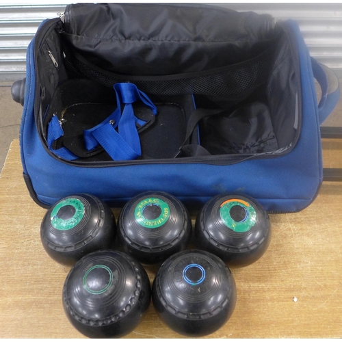 2310 - A set of 5 green bowls in wheeled carry case