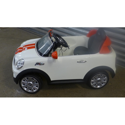 2313 - A children's Mini Cooper car with charger