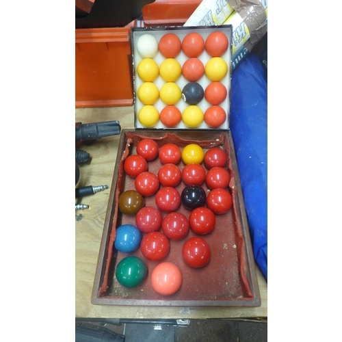 2394 - A set of pool balls,  a set of snooker balls and a set of shuttlecocks