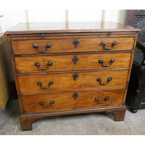109 - A George III mahogany bachelor's chest of drawers, with brushing slide