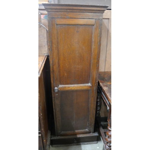 196 - An early 20th Century oak gun cupboard