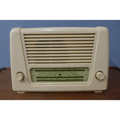 362 - A cream Bakelite radio