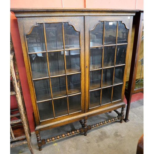 89 - An early 20th Century oak barleytwist two door bookcase