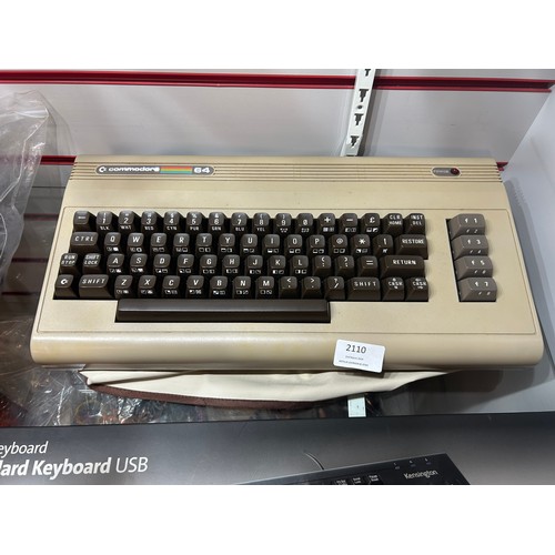 2110 - A Commodore 64 vintage gaming system S/N U.KB147222 and a Kensington ValuKeyboard standard USB keybo... 