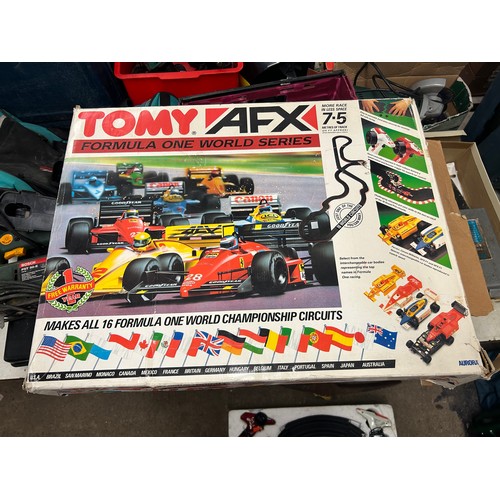 2388 - A collection of four vintage slot racing games - Aura AFX midnight racers, Formula One Tyco, AFX F1 ... 