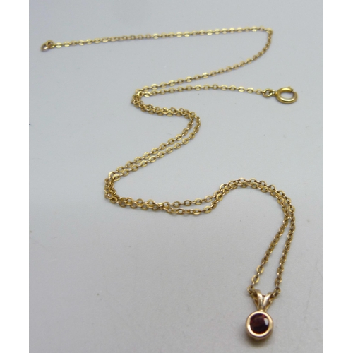 1027 - A 9ct gold chain with a garnet set pendant, 1.3g, 41cm