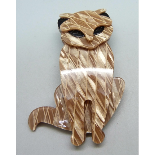 1029 - An Art Deco style lucite cat brooch