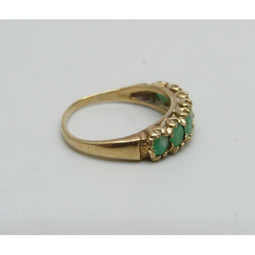 1037 - A 9ct gold and emerald ring, 1.8g, H