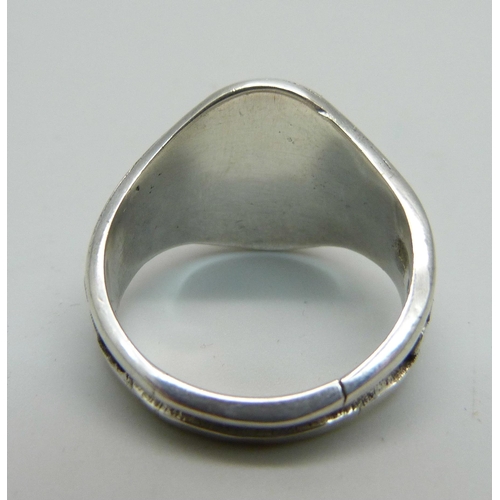 1041 - A hallmarked silver and Blue John ring, Sheffield 1977, Z