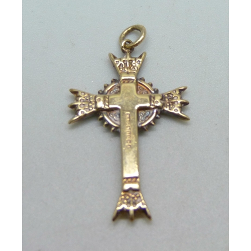 1053 - A 9ct gold cross pendant, 0.9g