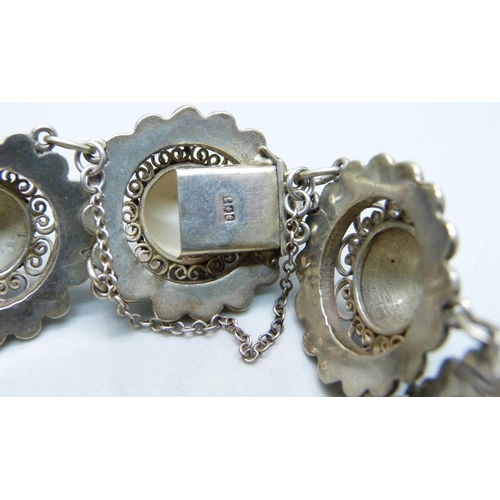 1058 - An 800 silver bracelet