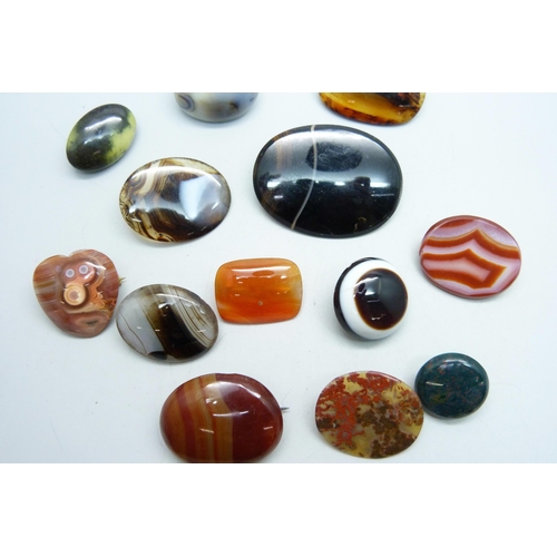 1059 - Thirteen agate brooches, one chipped