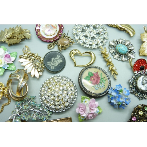 1061 - A collection brooches