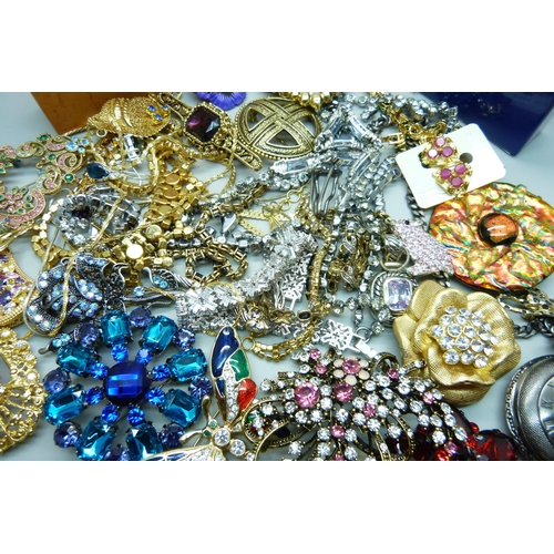 1073 - A collection of costume jewellery, brooches, earrings and bracelets