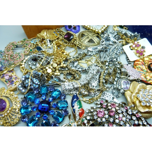 1073 - A collection of costume jewellery, brooches, earrings and bracelets