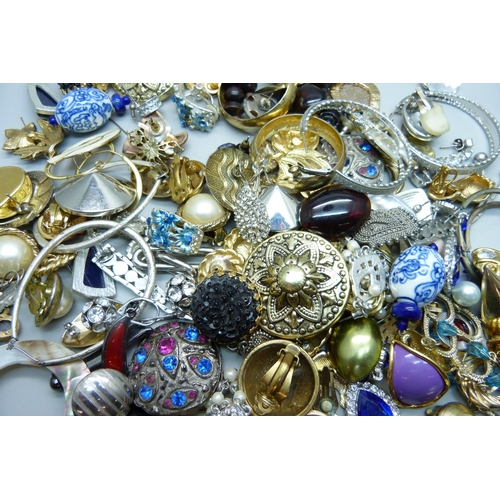 1074 - Over sixty pairs of costume earrings, vintage and modern.