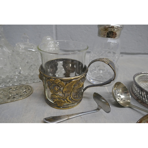 1091 - A glass cruet set and sugar shaker, serving spoon, etc. **PLEASE NOTE THIS LOT IS NOT ELIGIBLE FOR P... 