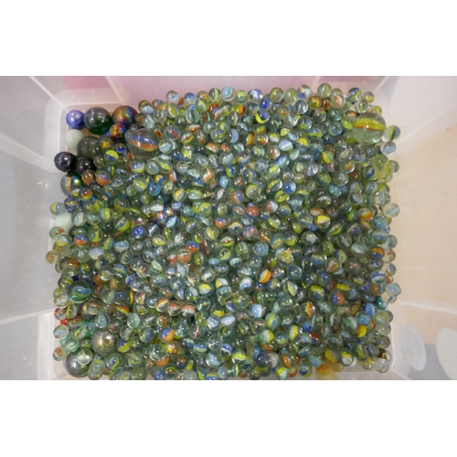 1099 - A collection of marbles **PLEASE NOTE THIS LOT IS NOT ELIGIBLE FOR POSTING AND PACKING**