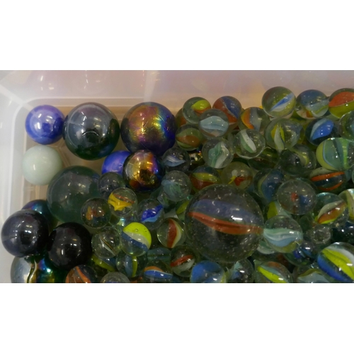 1099 - A collection of marbles **PLEASE NOTE THIS LOT IS NOT ELIGIBLE FOR POSTING AND PACKING**