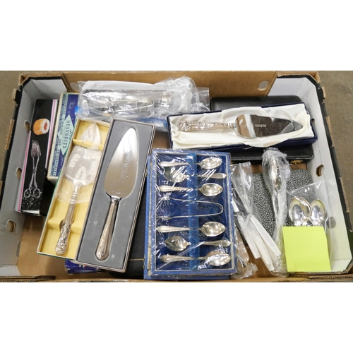 1133 - A box of plated ware, mainly boxed and a silver handled cake/pie server **PLEASE NOTE THIS LOT IS NO... 