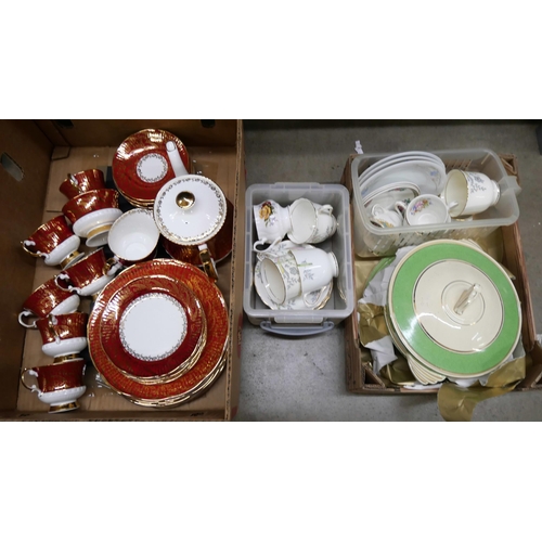 1149 - A Sovereign Elizabethan Titan ware tea and dinner service and a collection of tea cups and saucers *... 