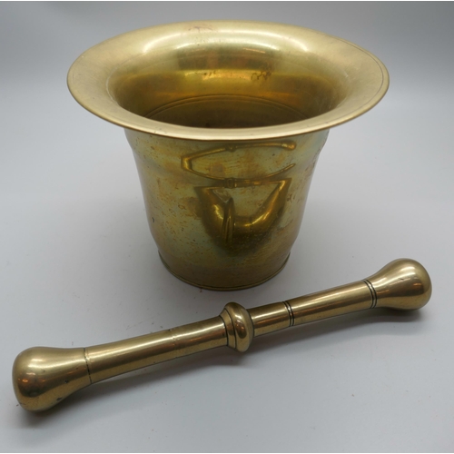 626 - An 18th Century brass pestle and mortar