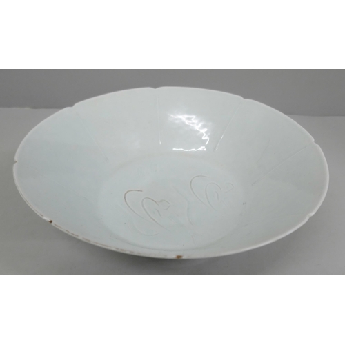 632 - An 18th Century Chinese porcelain bowl, 20.5cm