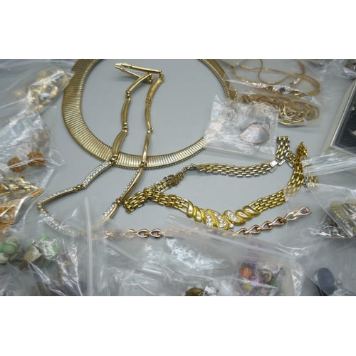 665 - A quantity of necklaces and earrings