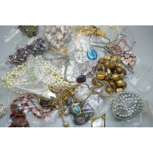 670 - A quantity of necklaces and pendants